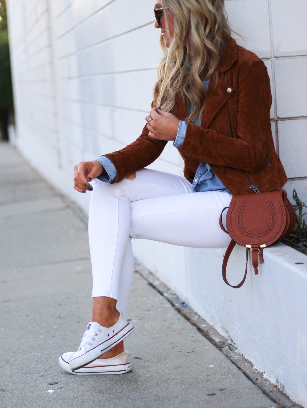 Look с белыми джинсами