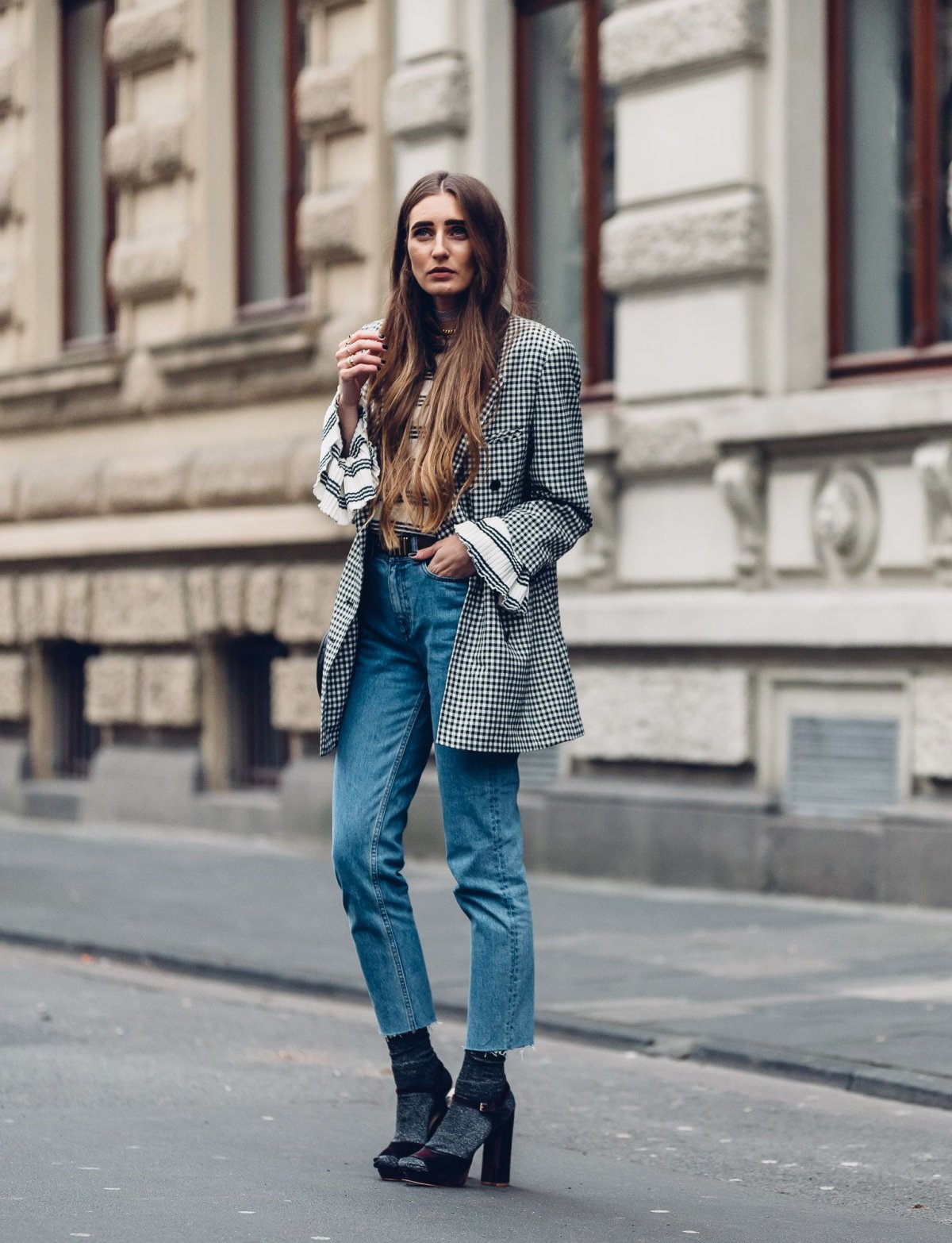 Образы с длинными носками и джинсами