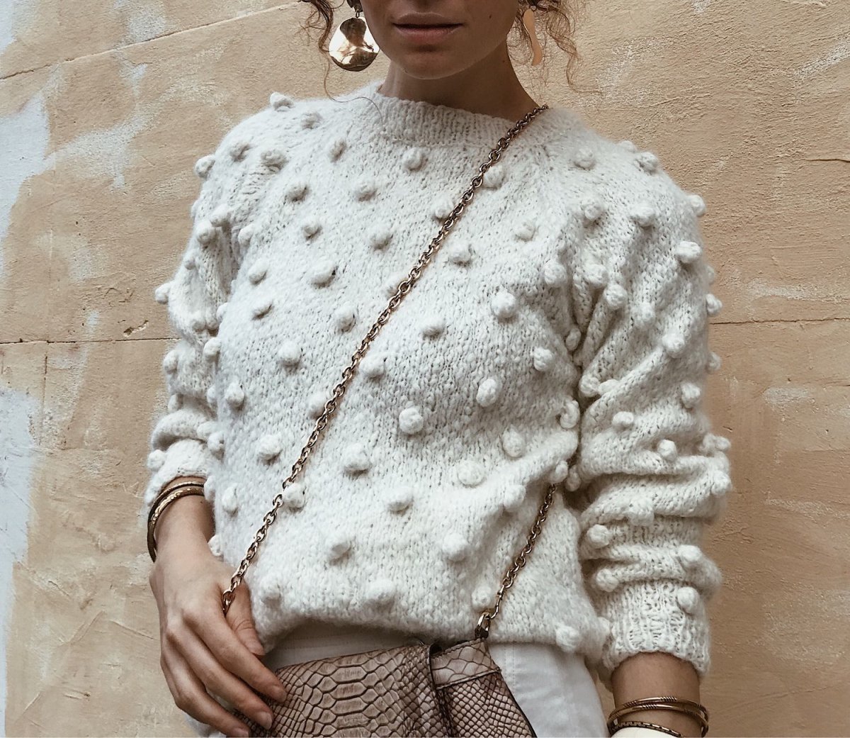 Свитер с шишечками спицами