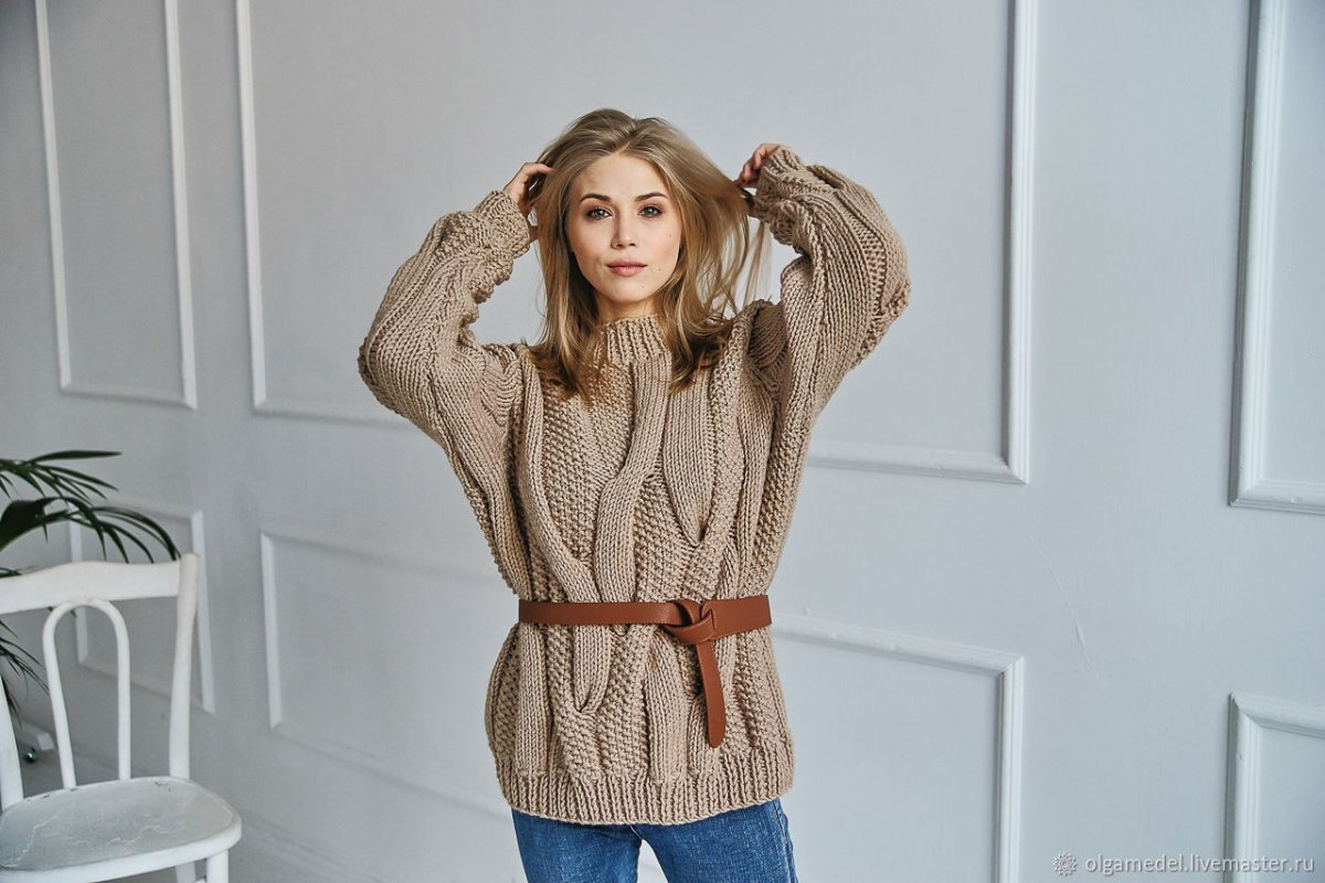 Вязаный бежевый свитер