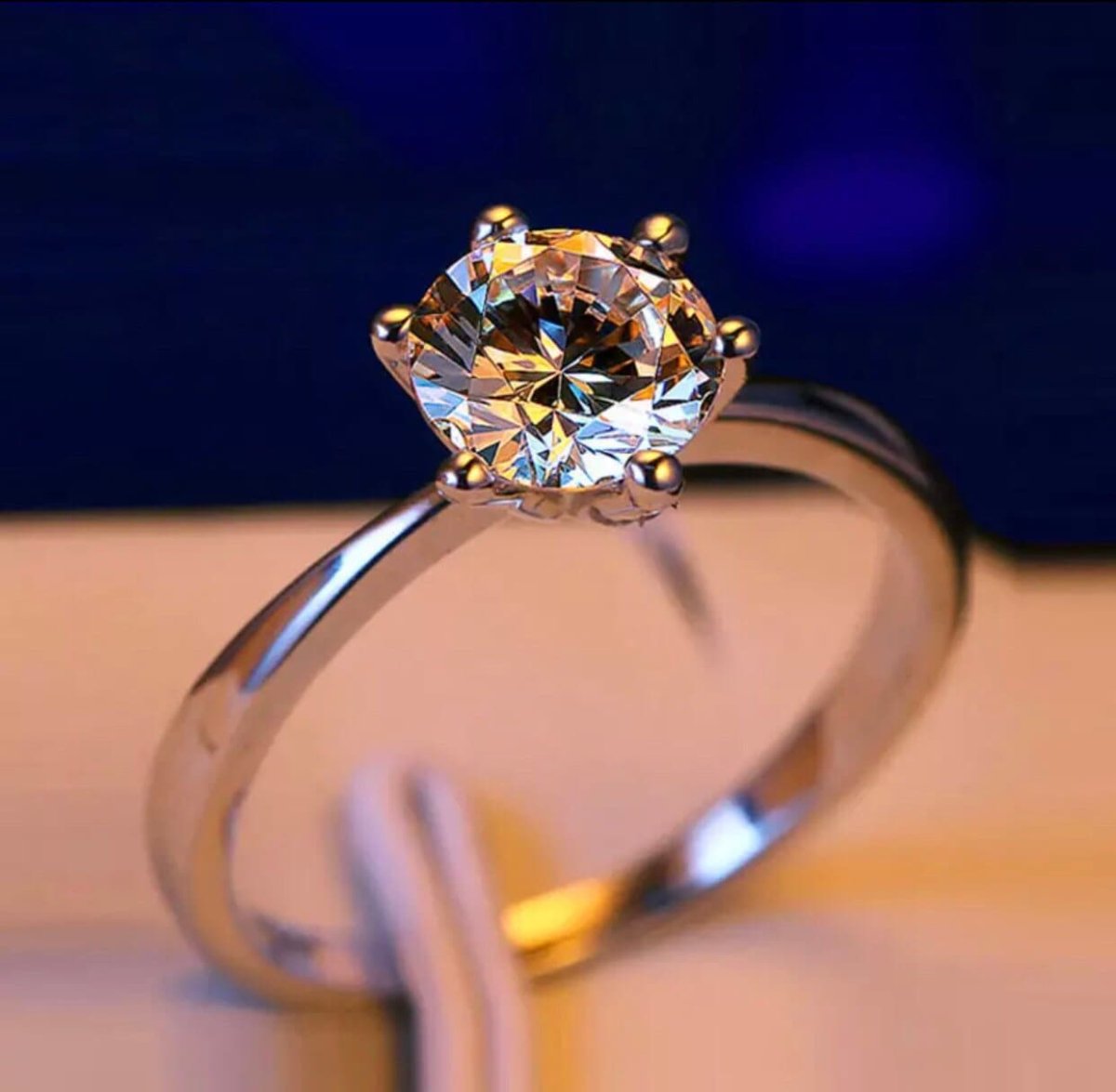 Золотое кольцо с бриллиантом 8 карат