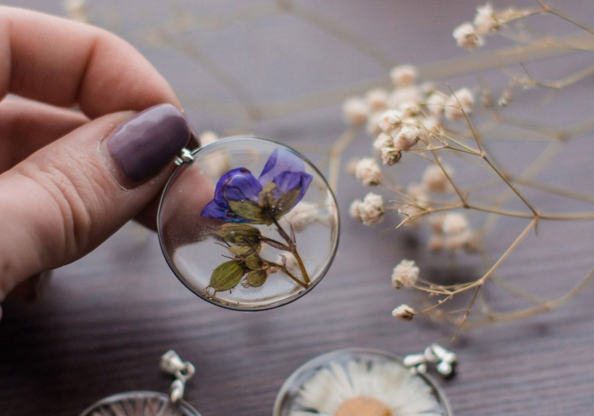 Украшения из эпоксидной смолы с сухоцветами