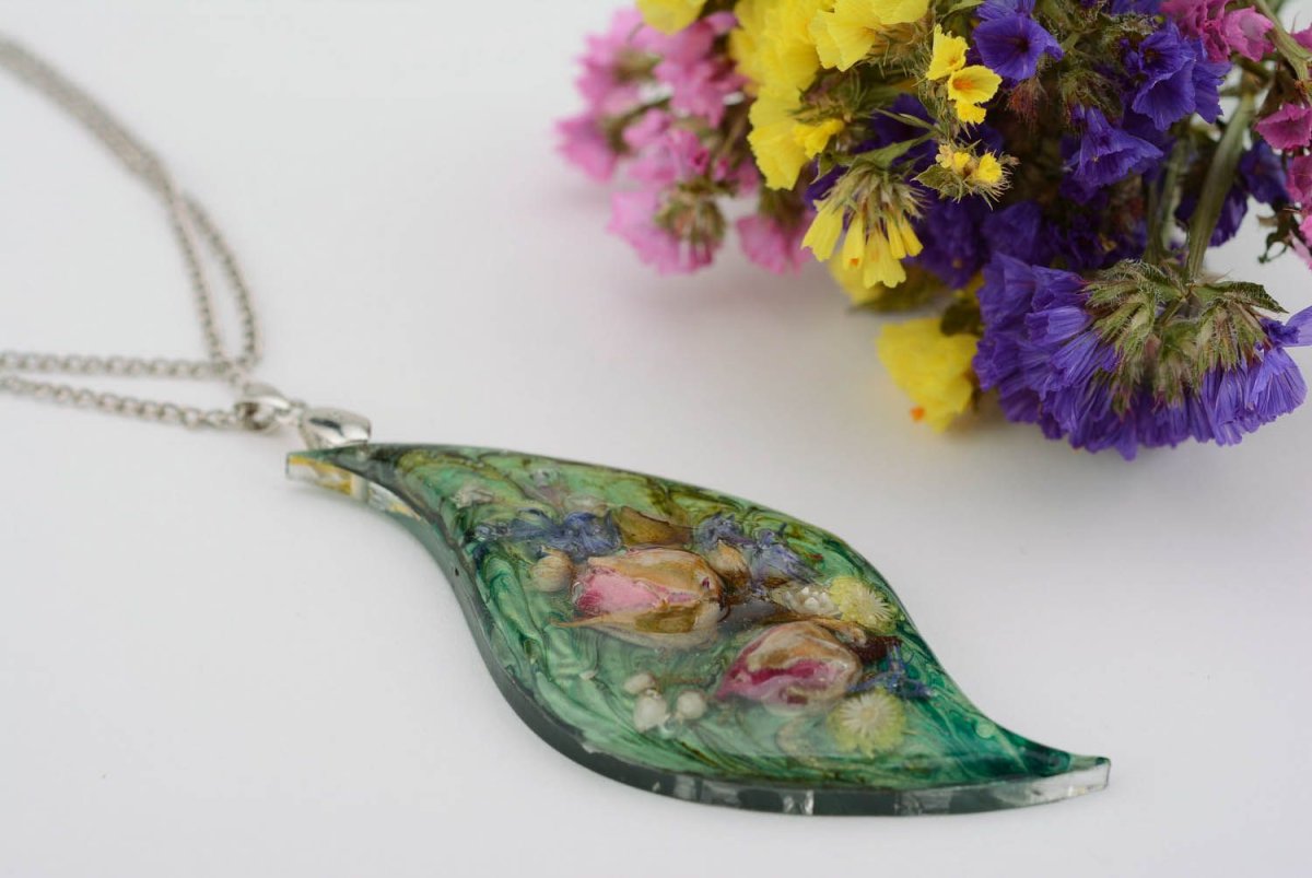 Кулоны из эпоксидной смолы с сухоцветами
