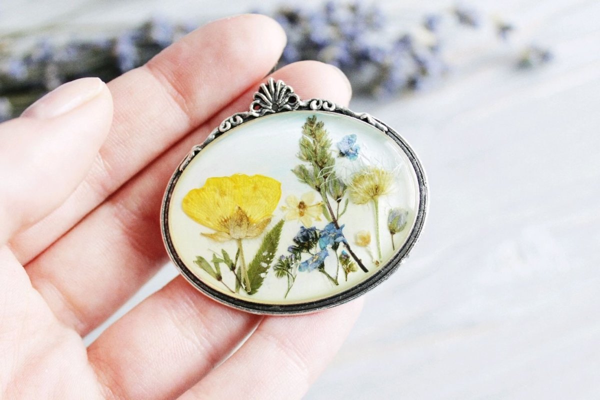 Украшения из эпоксидной смолы с сухоцветами