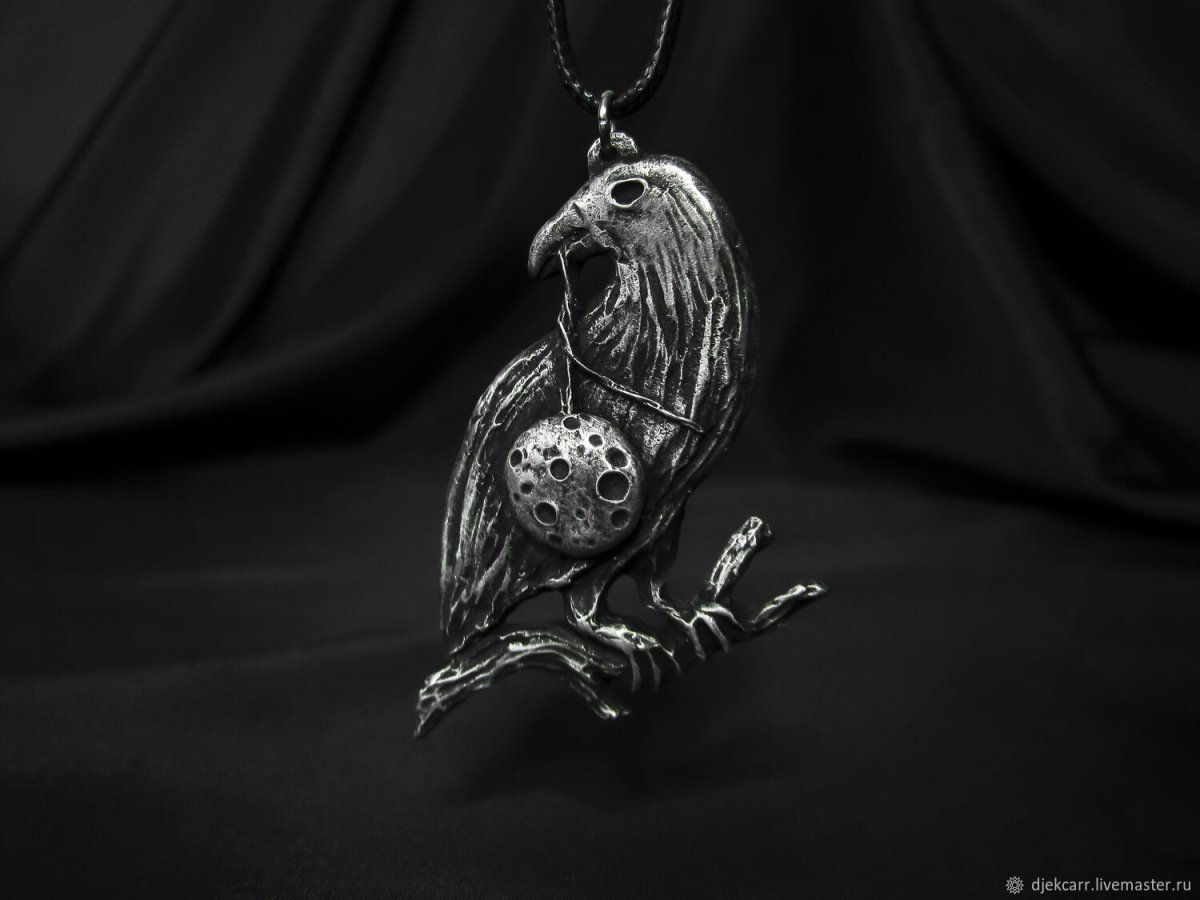 Медальон ворон