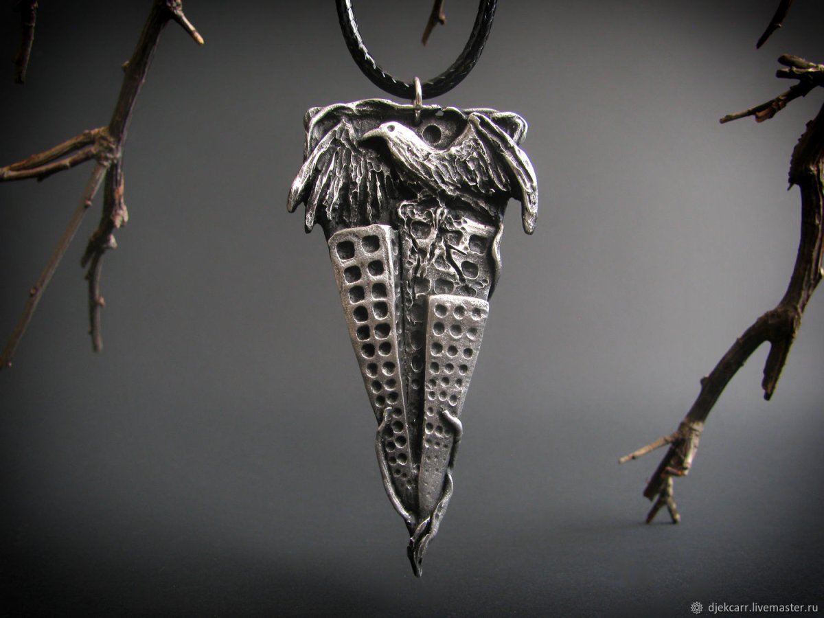 Кулон ворона