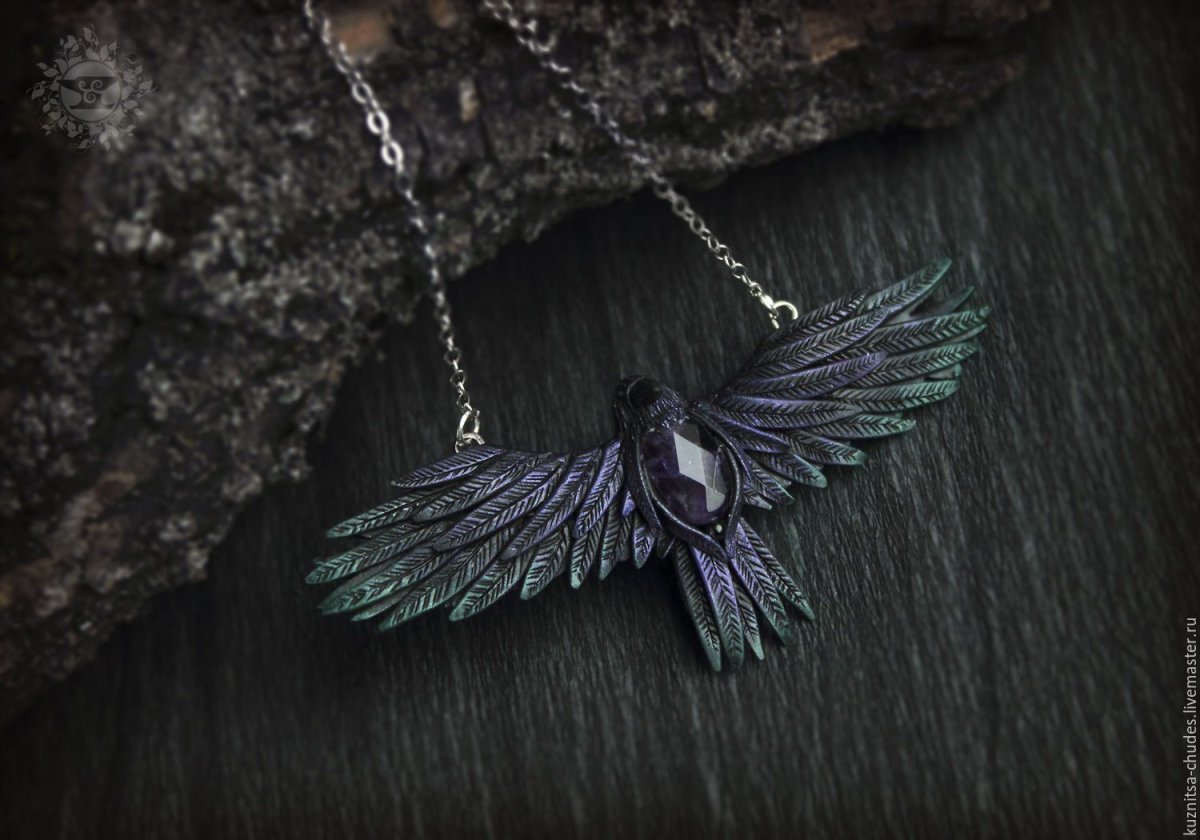 Вороний кулон