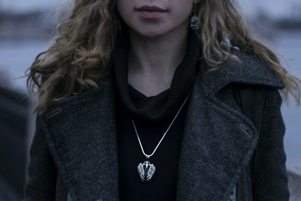 Кулон из золота ворон