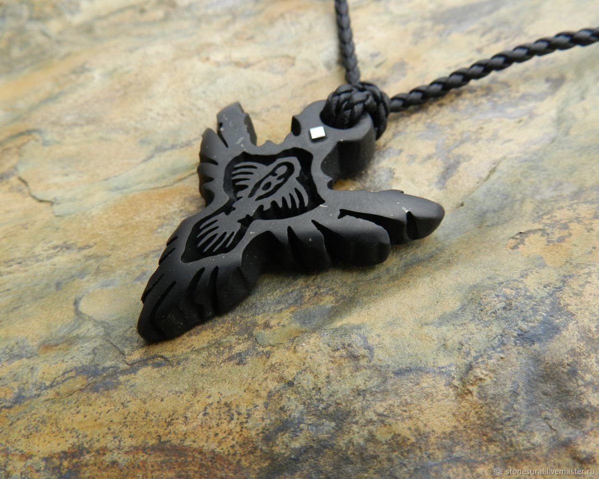 Медальон с вороном