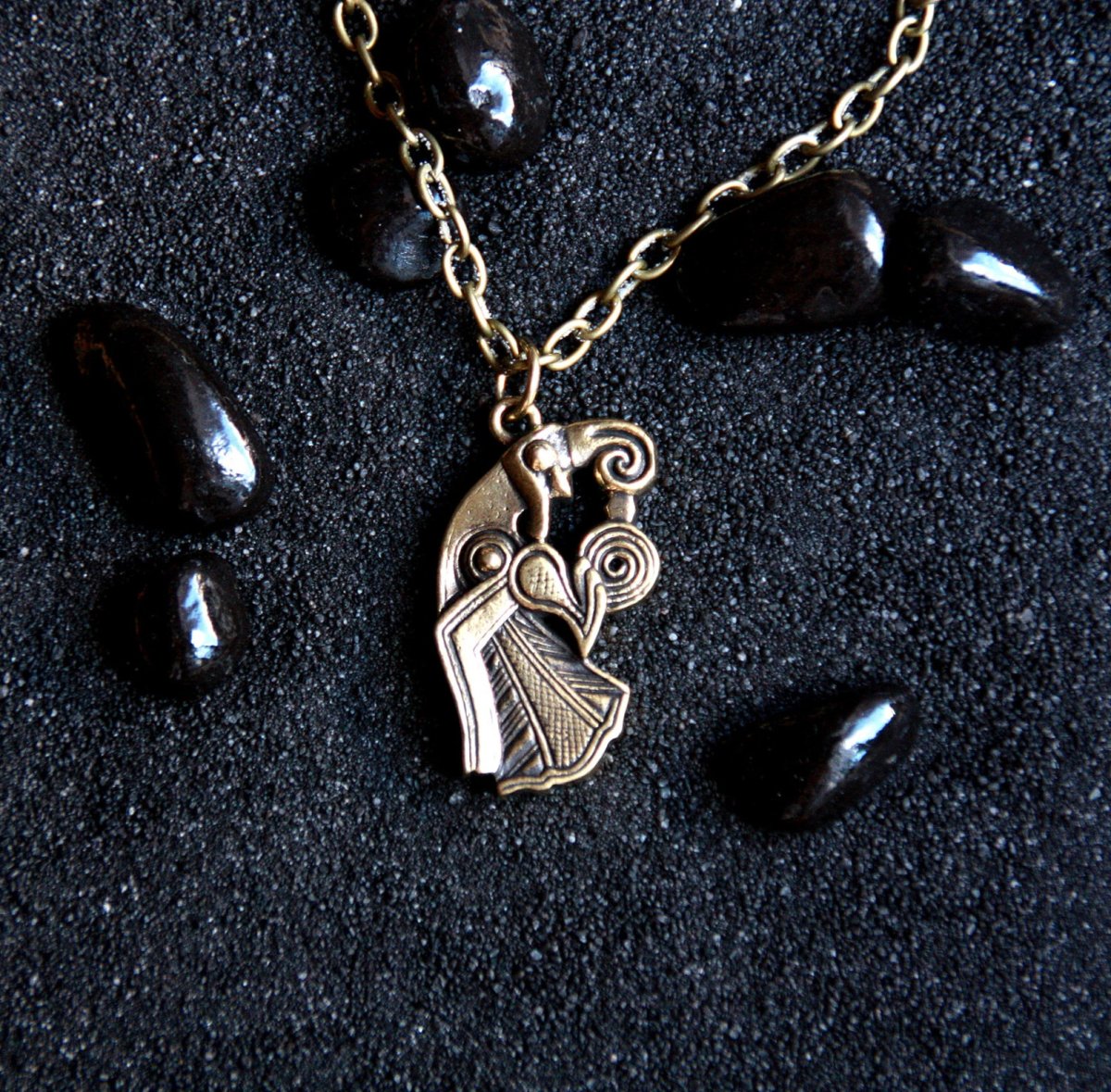 Кулон в виде ворона