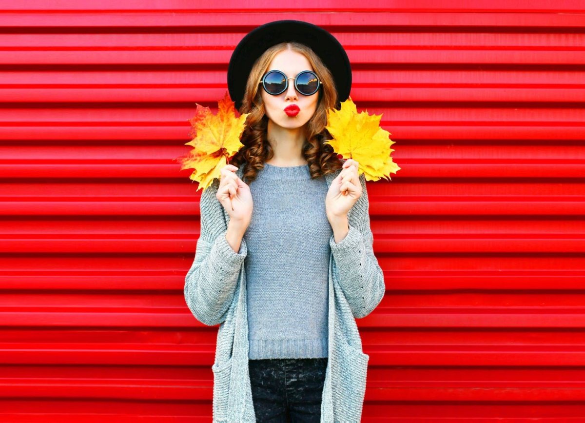 Яркая девушка