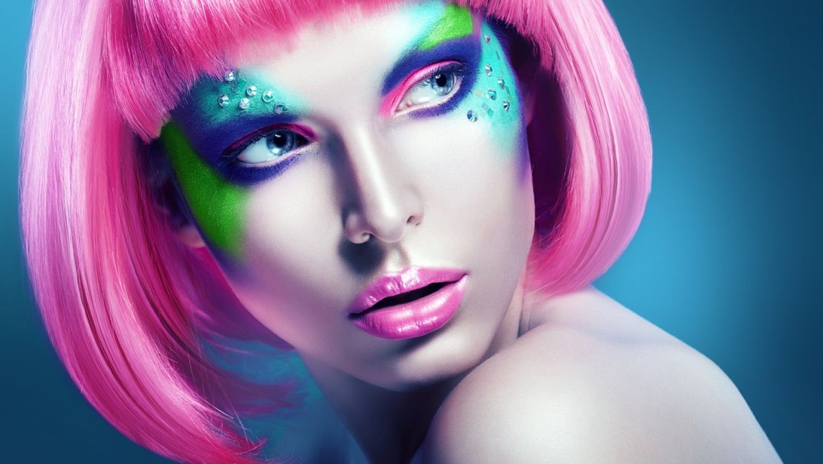 Модель в яркой одежде