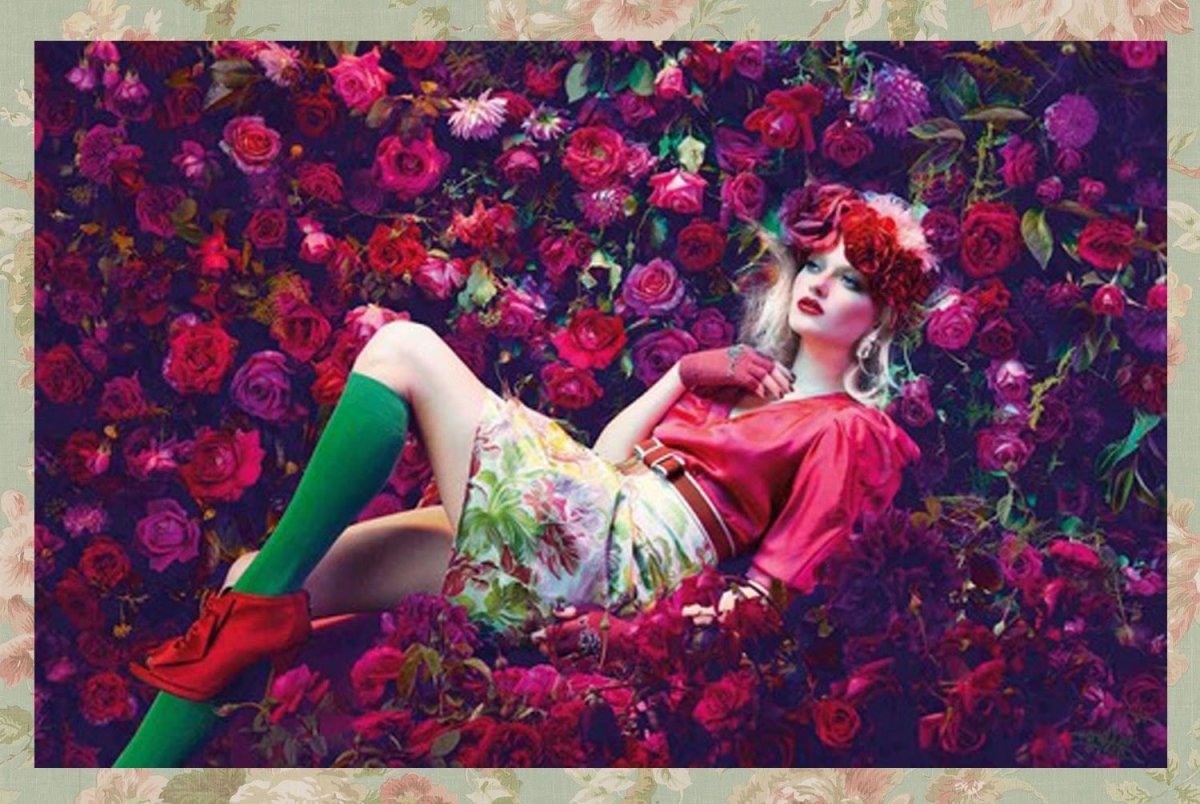 Яркая девушка в цветах