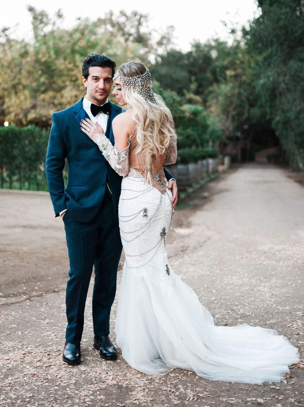 Белые кроссовки под джинсы