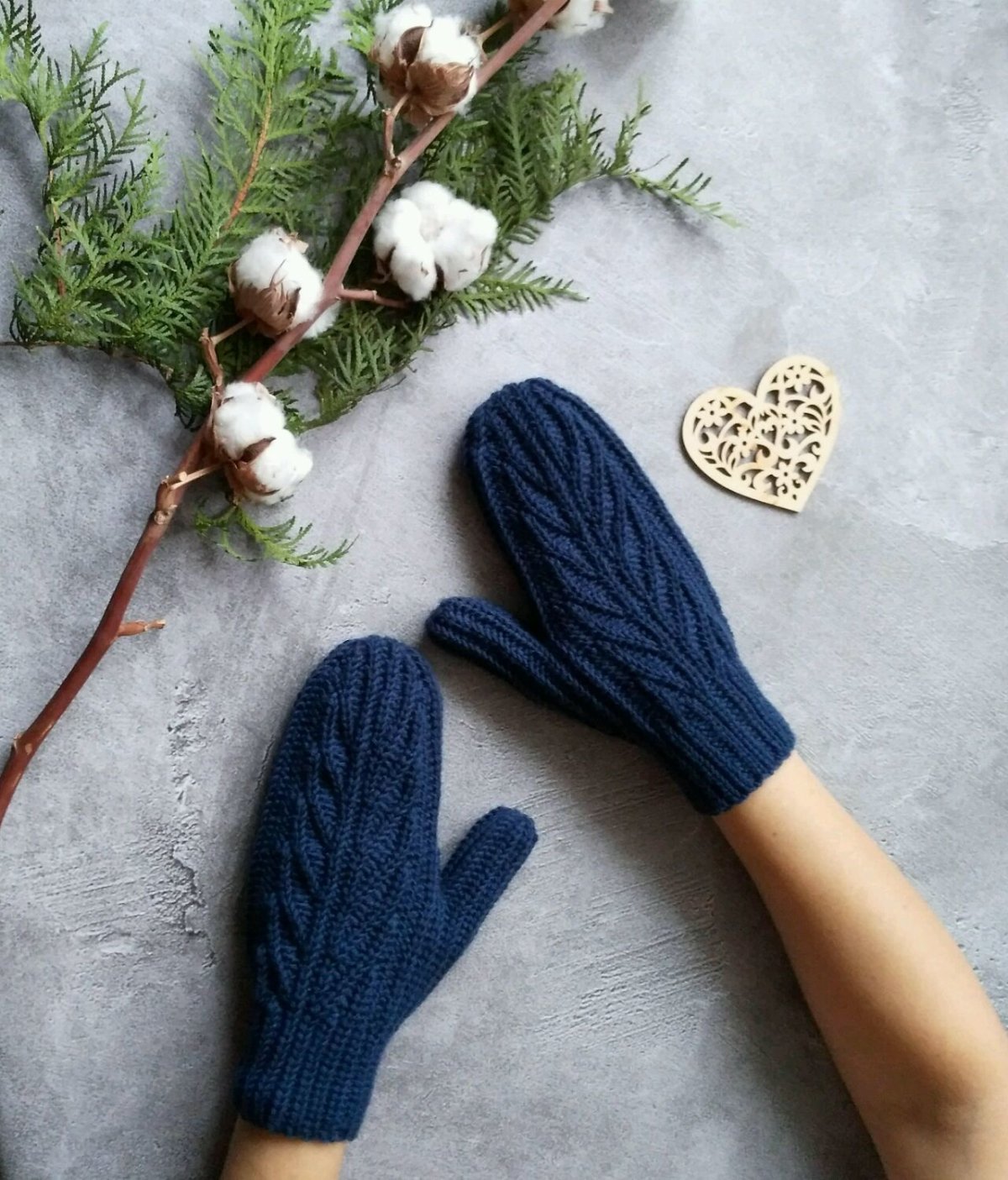 Варежки вязаные женские