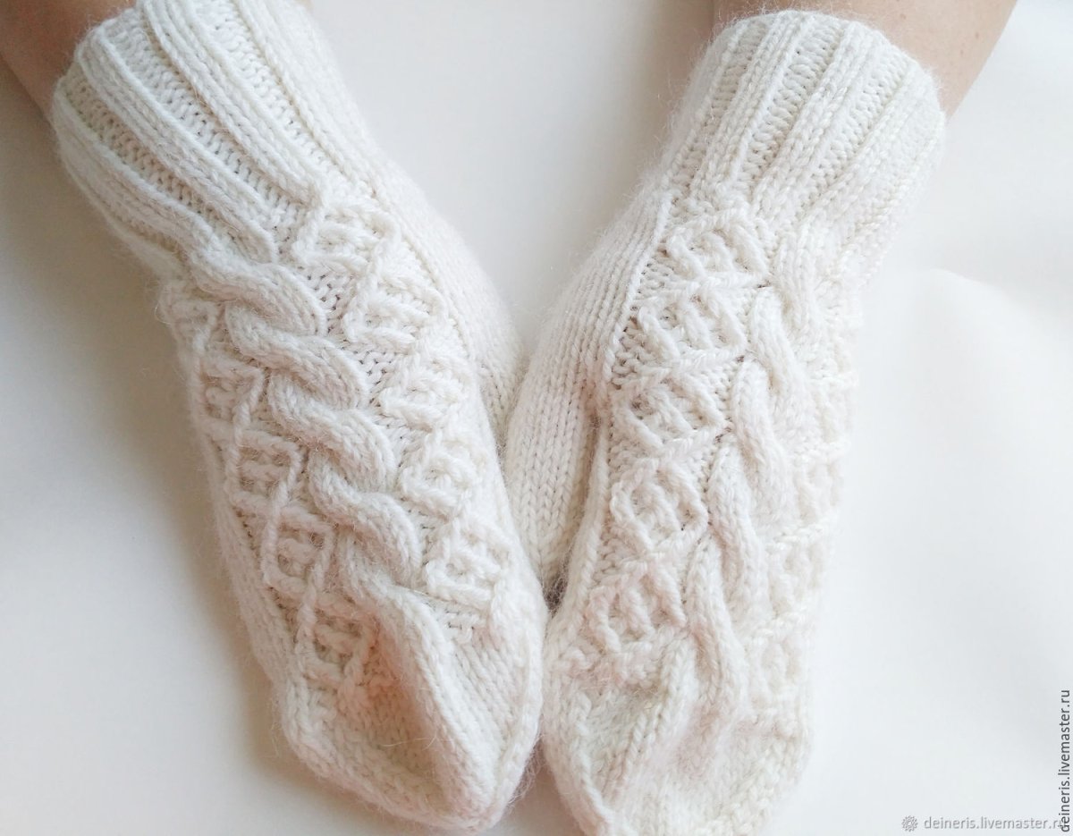 Варежки белые вязаные