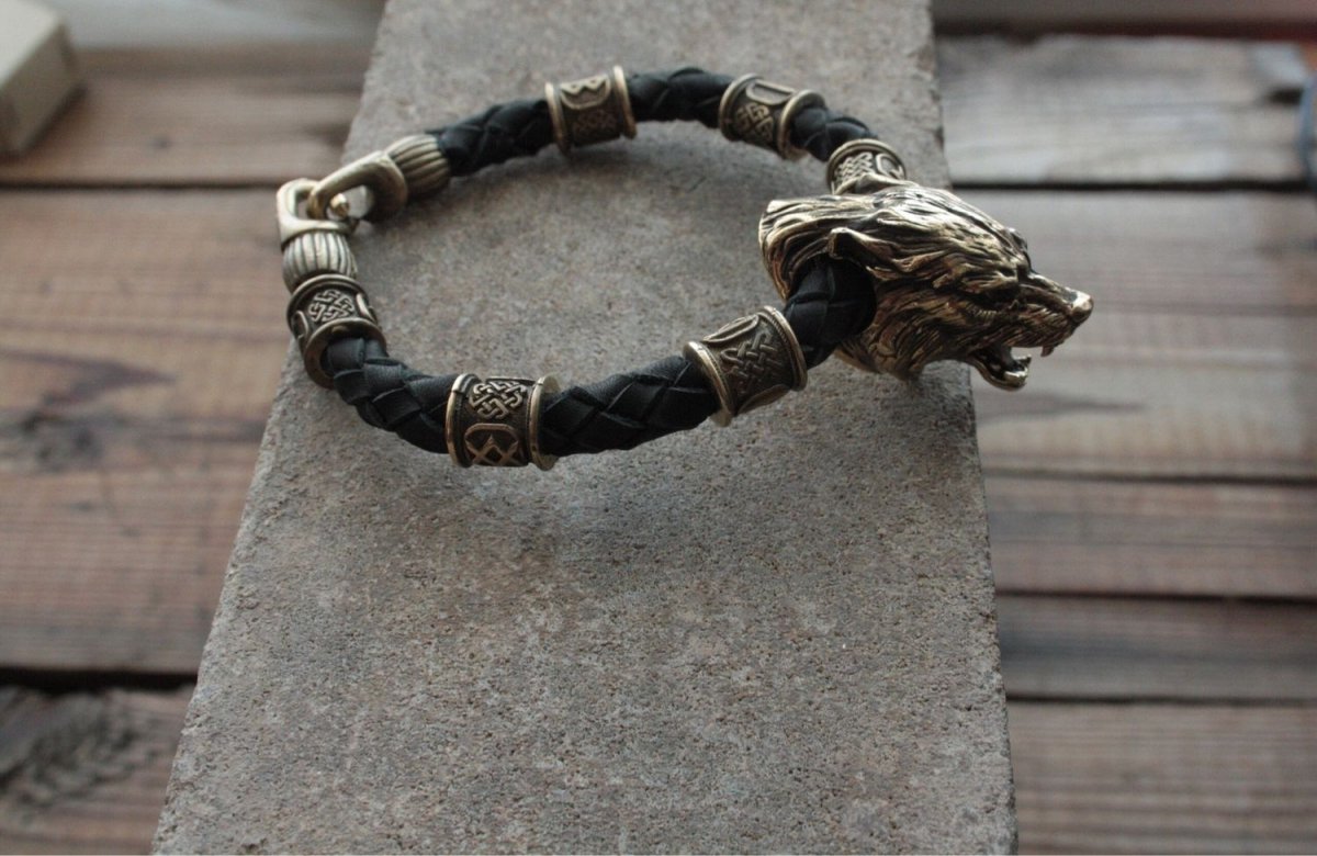 Браслет с рунами кожаный Велес