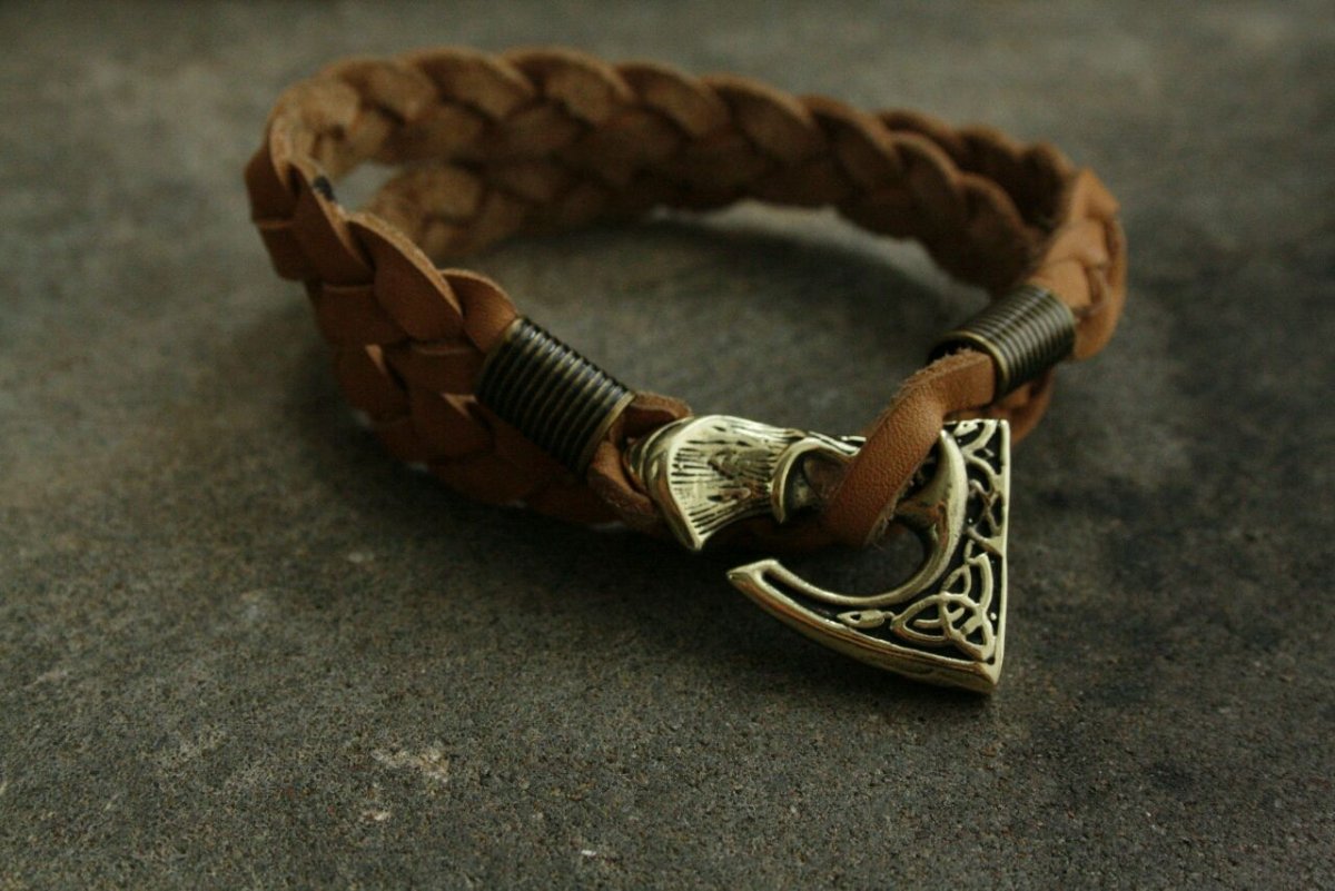 Кожаный браслет с оберегом