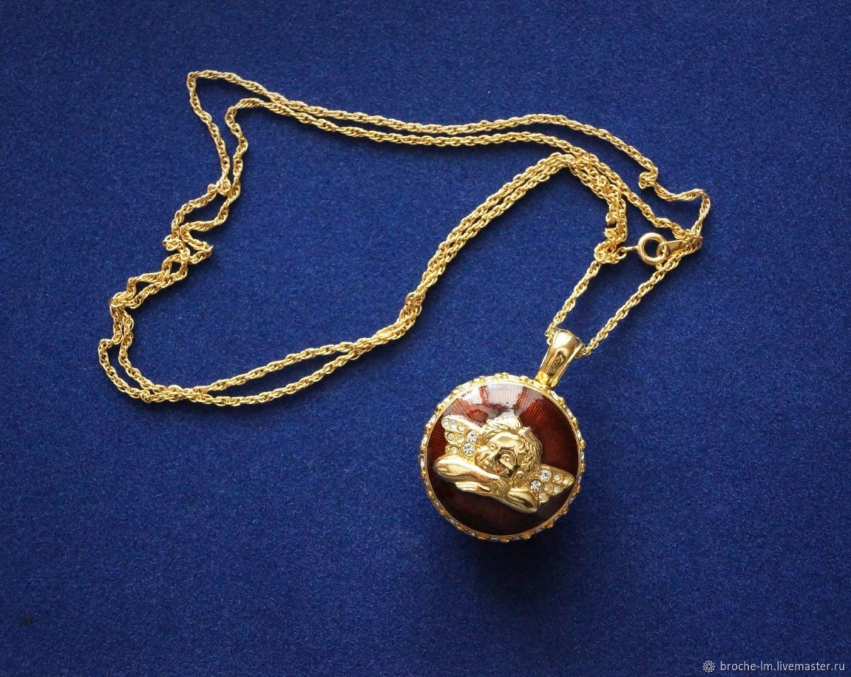 Золотой кулон Эстетика