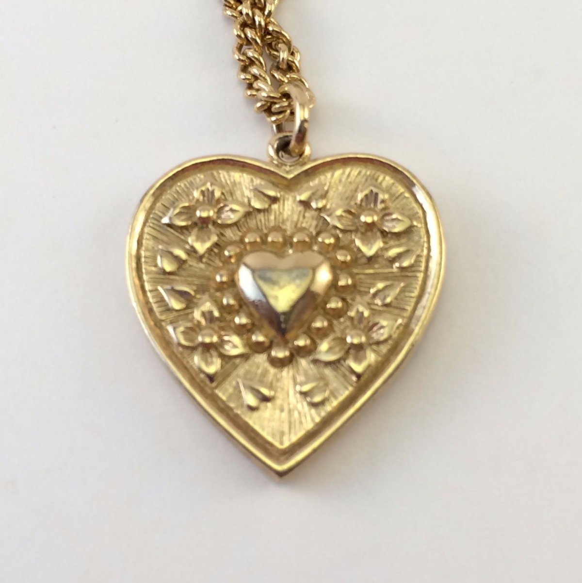 Кулон на столе