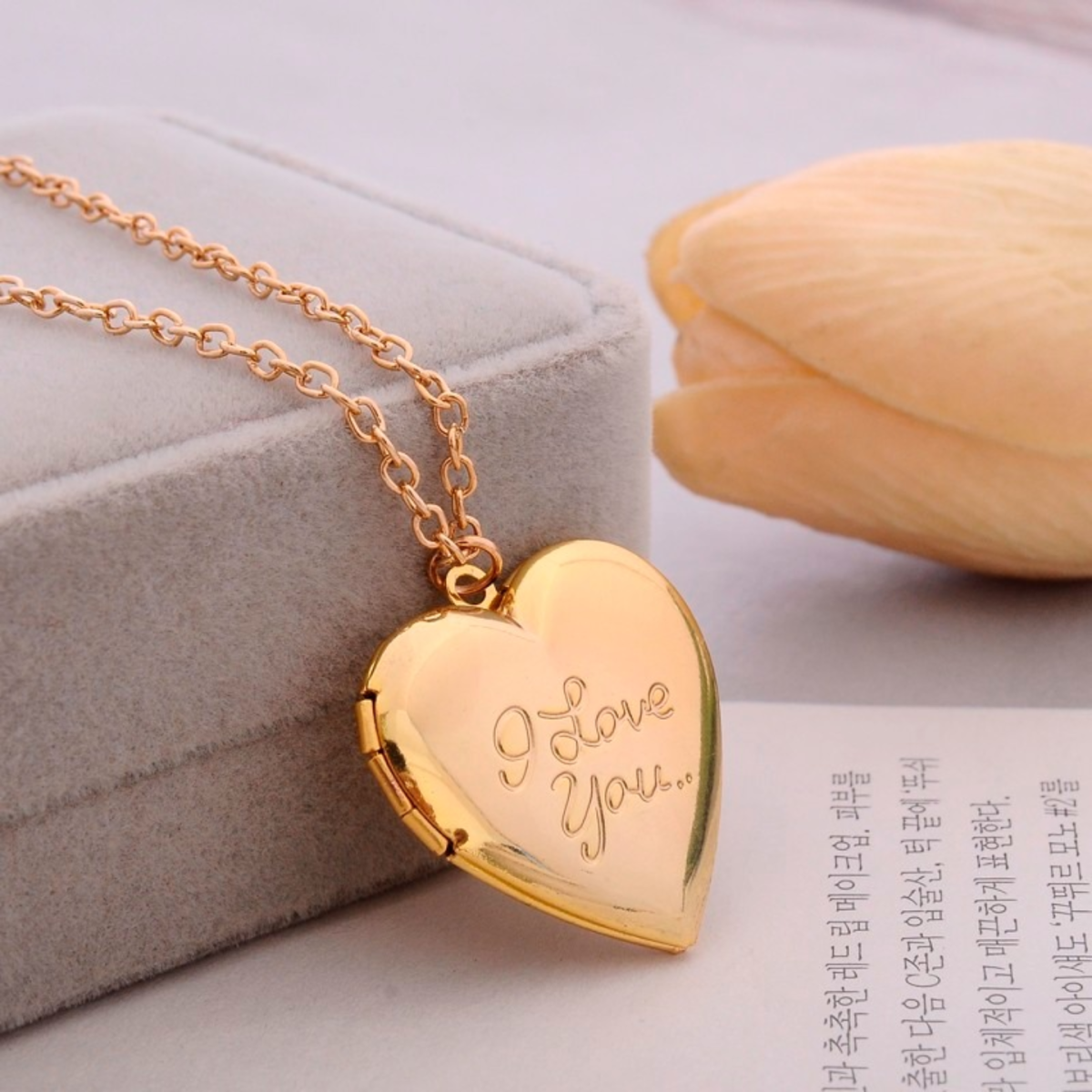 Round Pendant on woman Locket