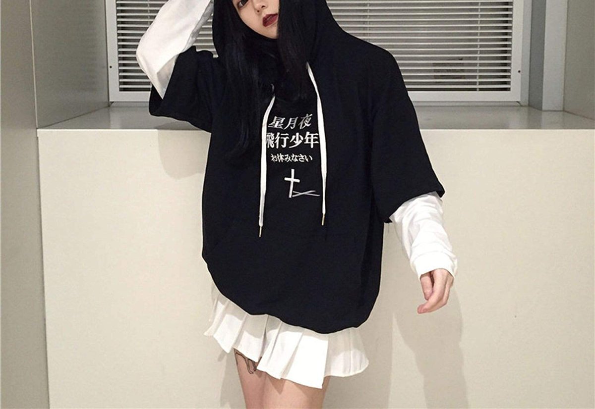 Девушка в черной толстовке