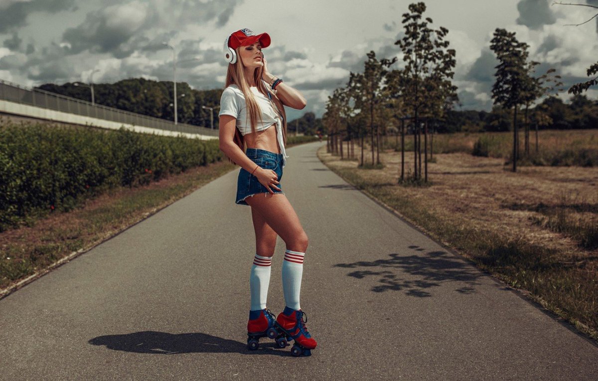 Девушки в гольфах и шортах