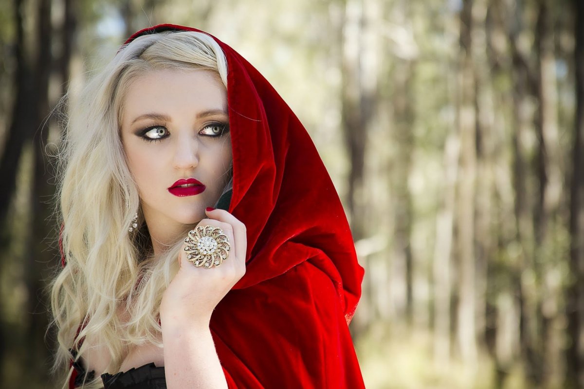 Фотосессия в стиле красная шапочка