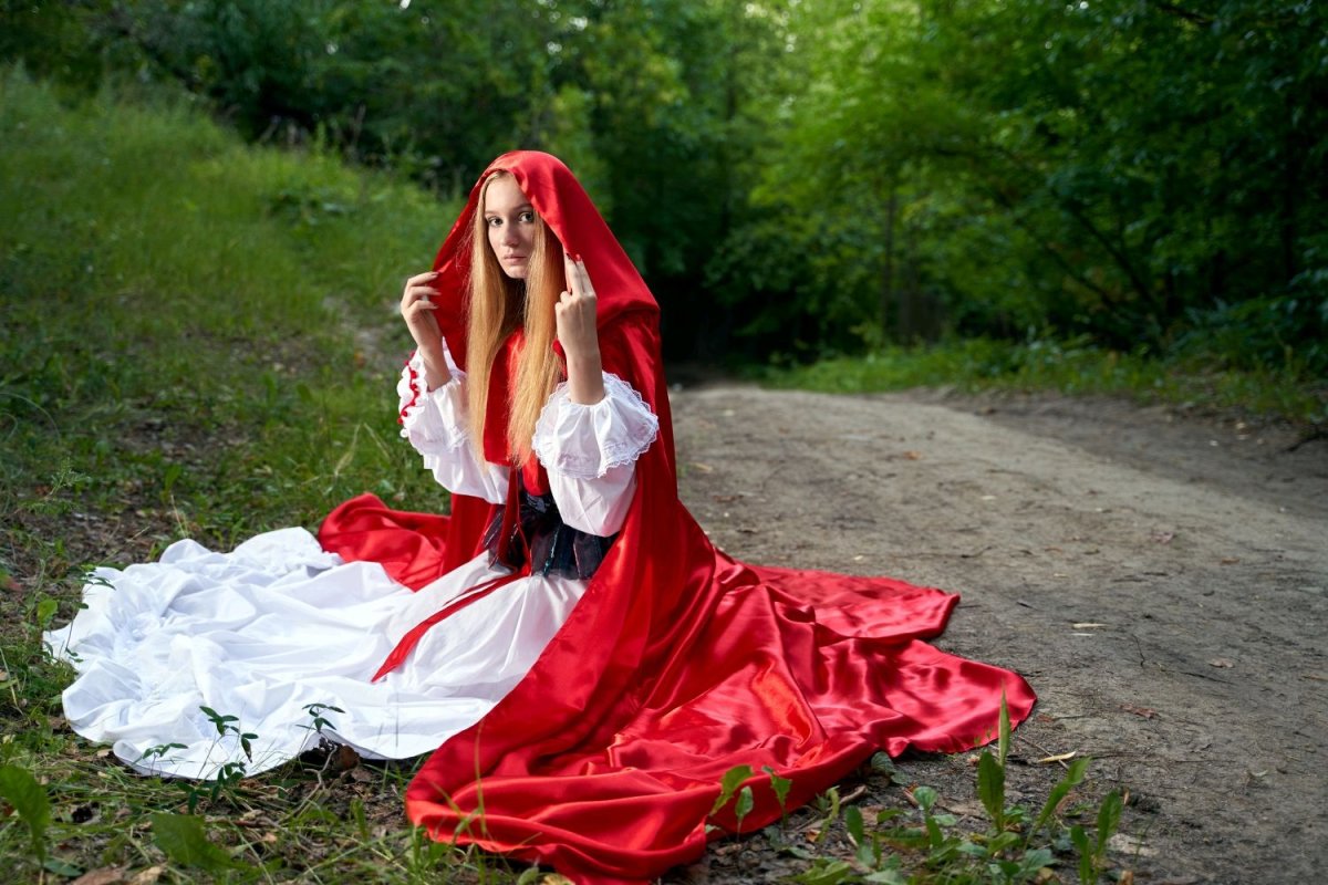 Девушка в костюме красной шапочки