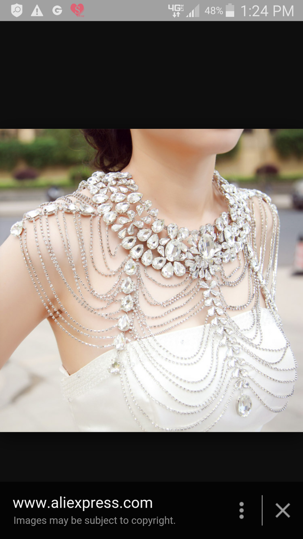 Девушка в колье