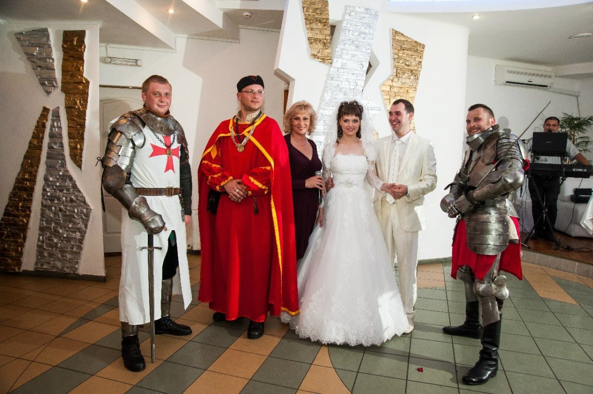 Платья в королевском стиле 2020