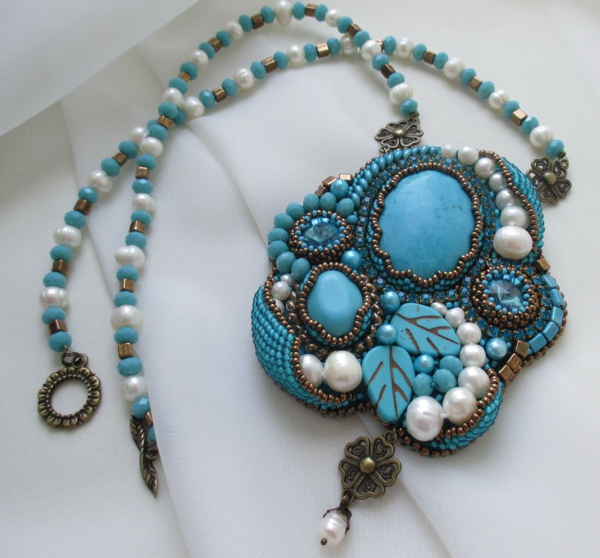 Подвеска из бисера и бирюзы