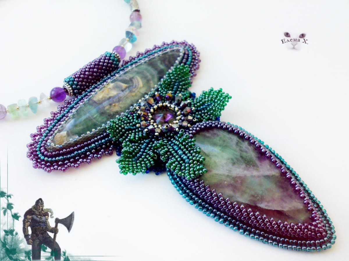 Брошь подвеска из бисера и камней