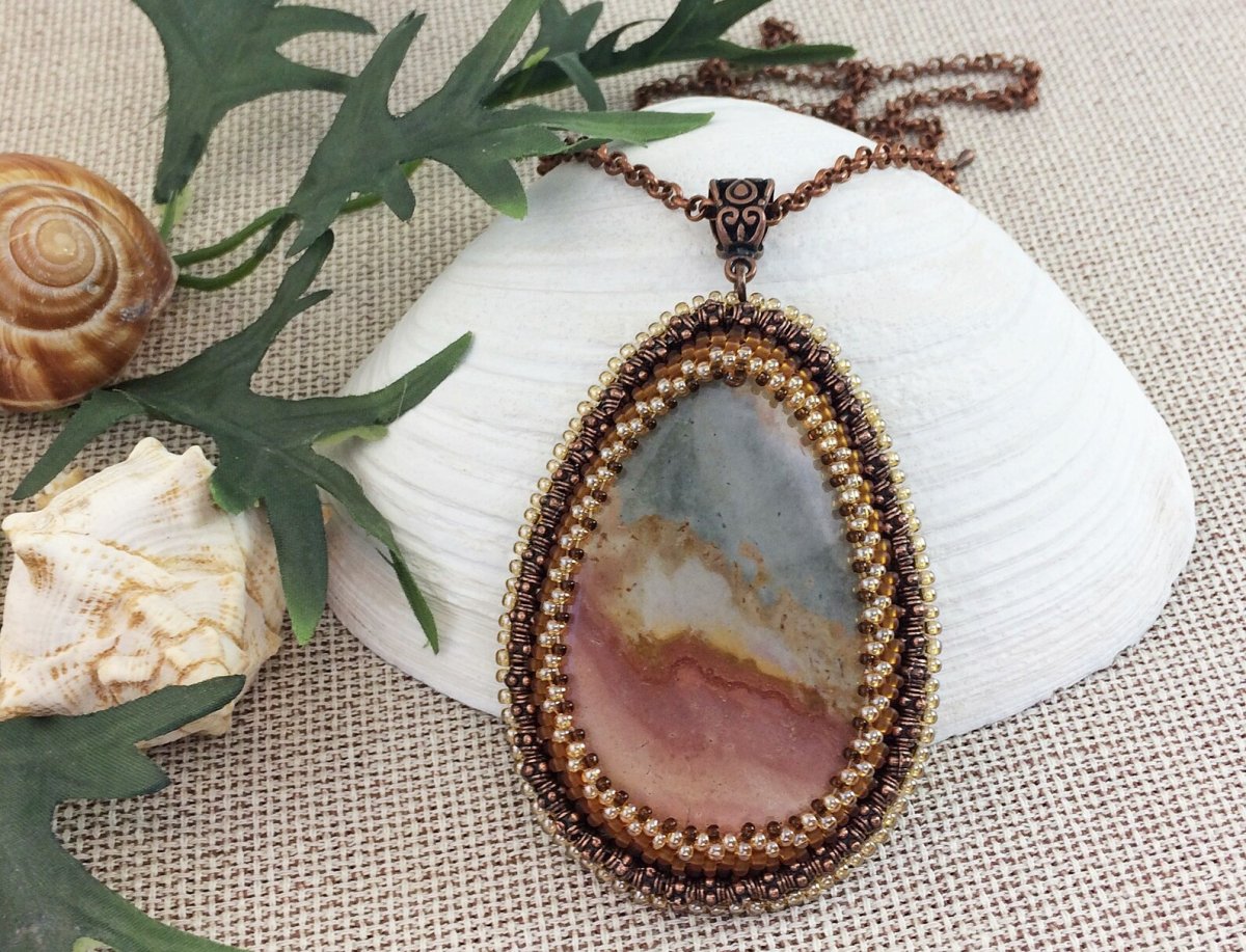 Кулоны с кабошонами и бисером