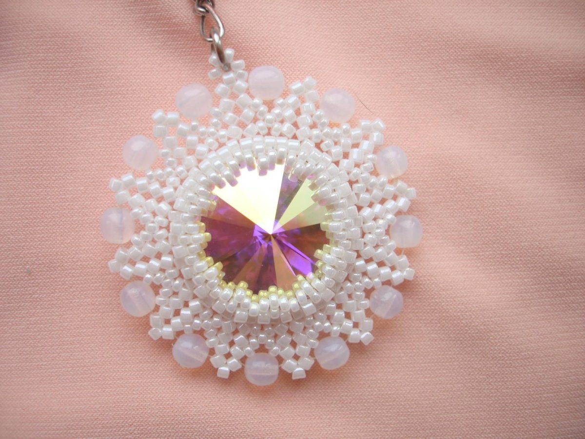 Кулон из бисера с риволи