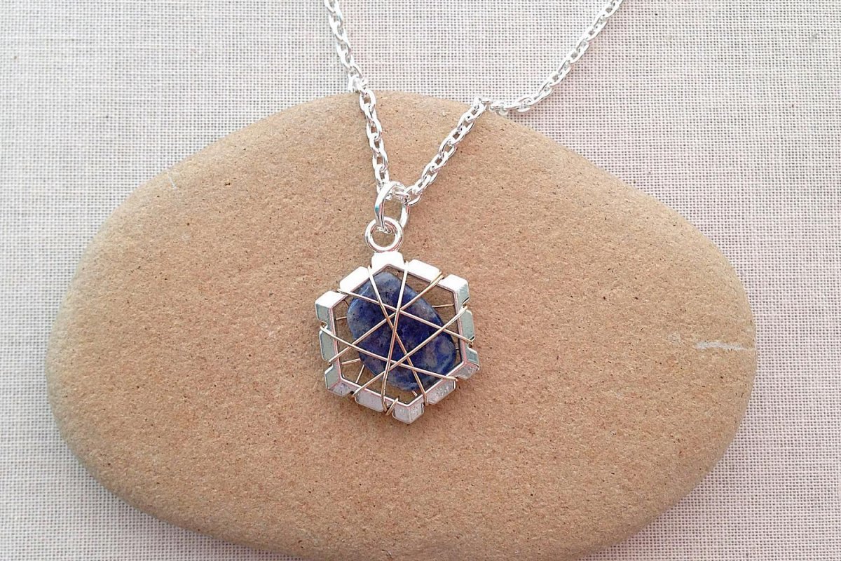 Кулон из камня и проволоки