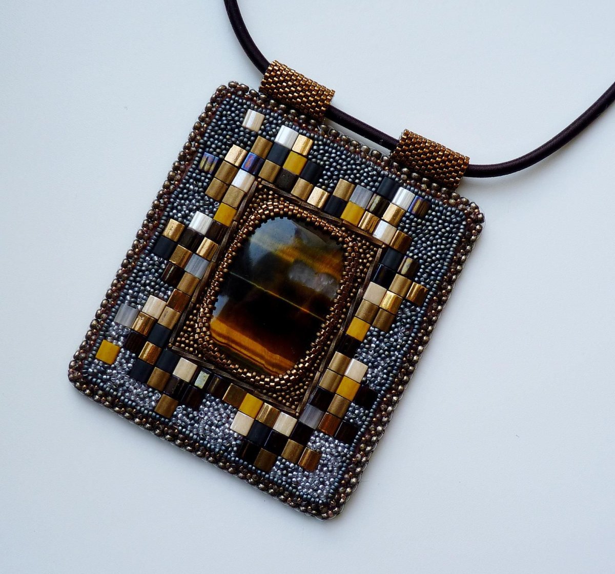 Подвеска из бисера