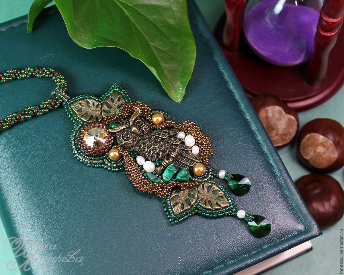 Камни в бисере украшения