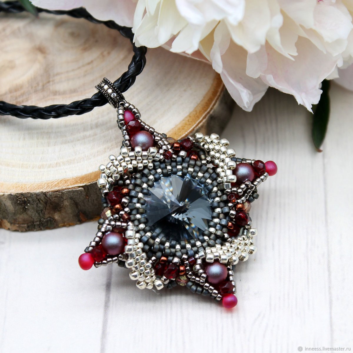 Кулоны из бисера и бусин