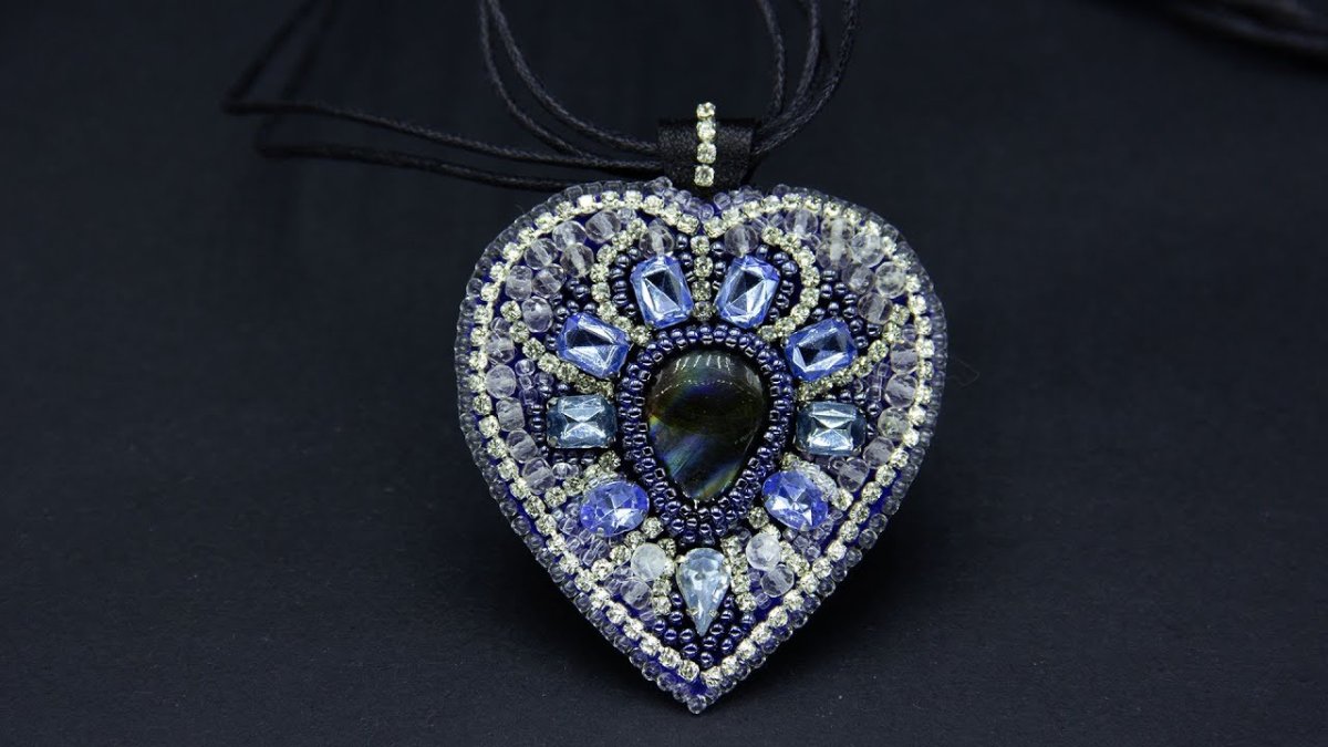 Кулон из бисера и кристаллов