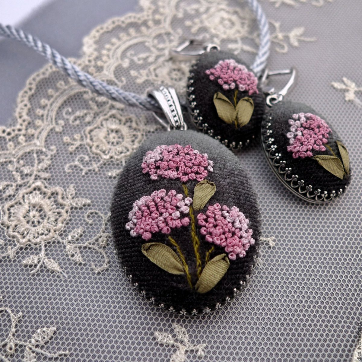 Вышитые броши