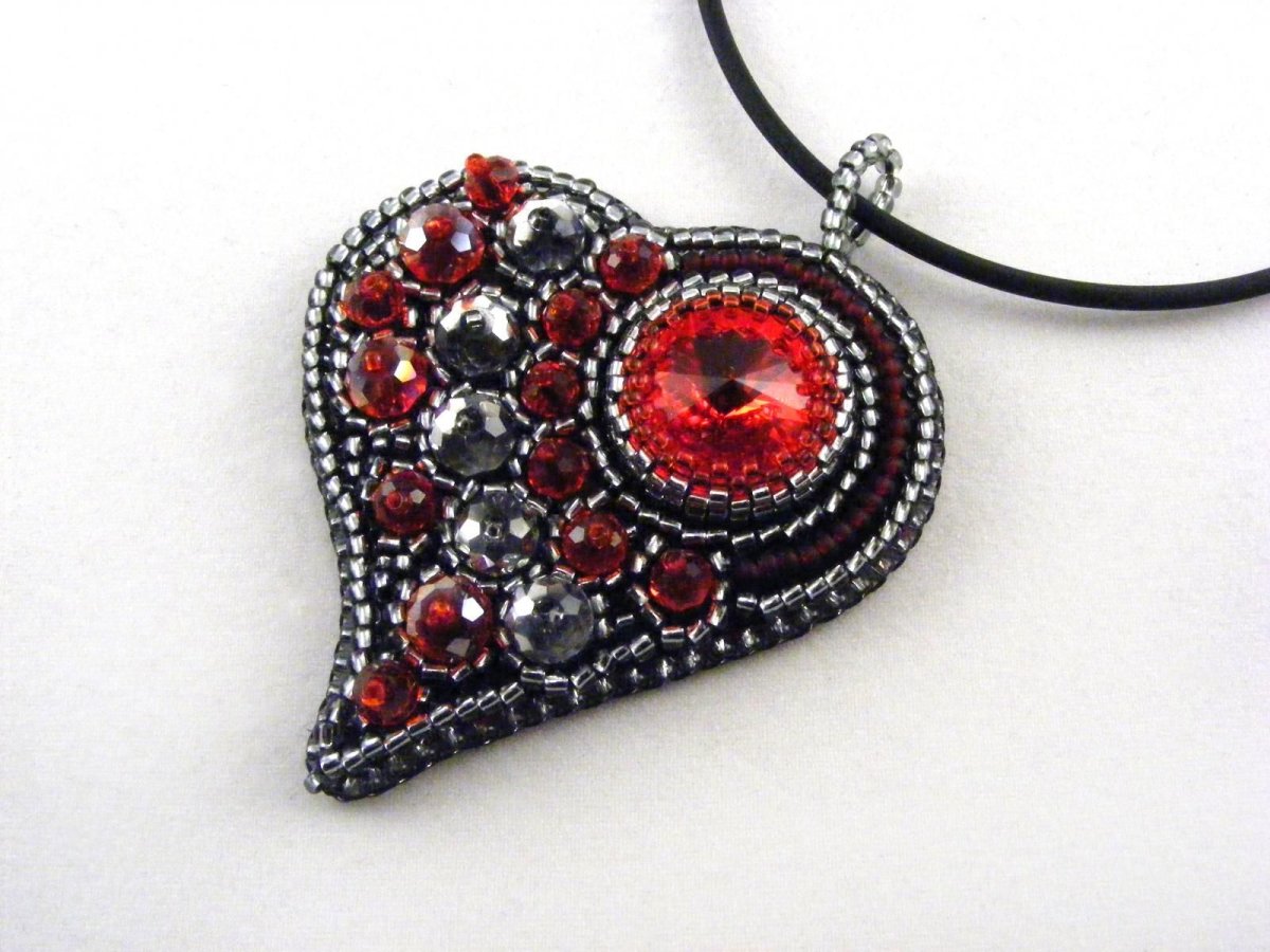 Кулон вышитый бисером