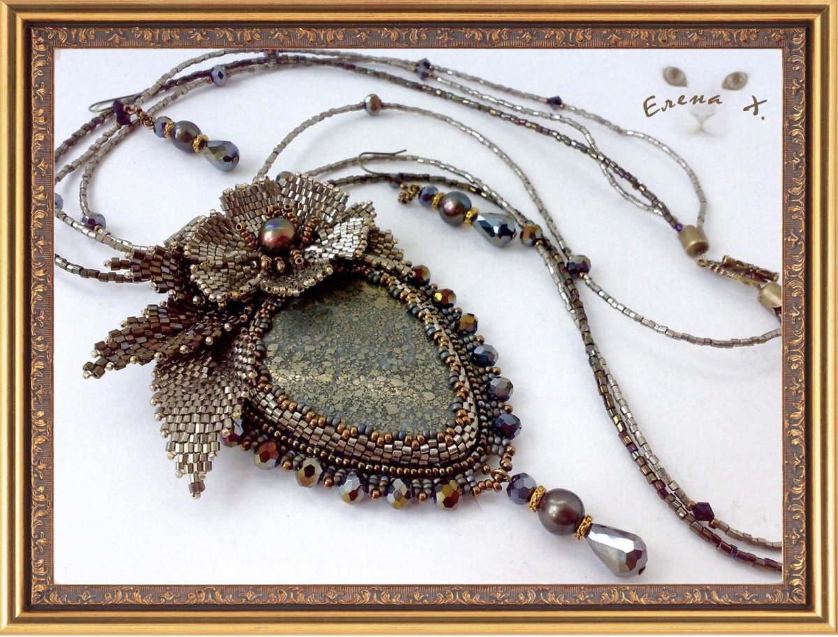 Украшение из бисера с подвеской