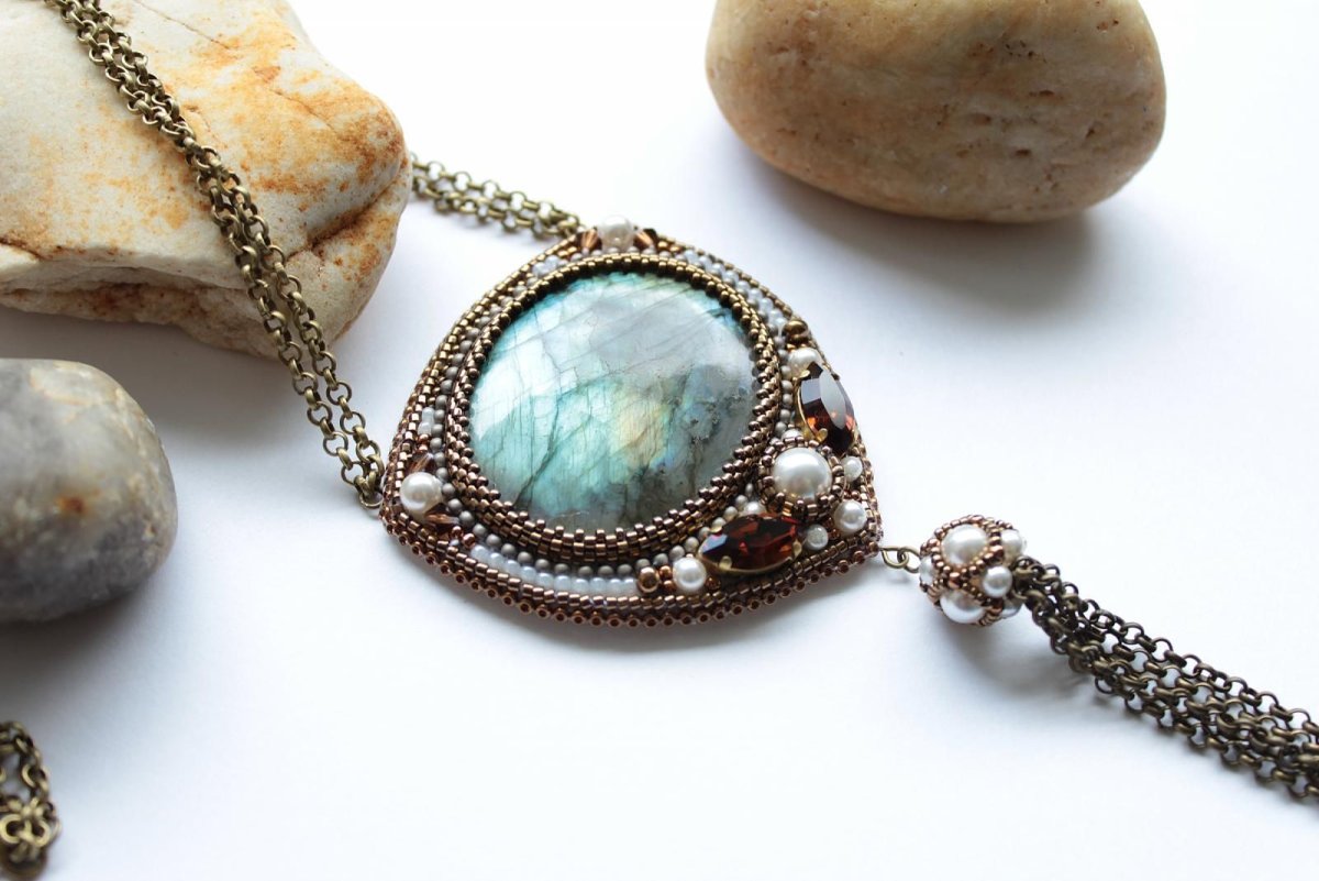 Кулон из бисера и натурального камня