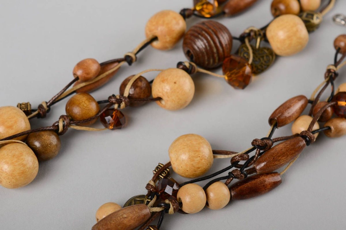 Девушка с деревянными бусами