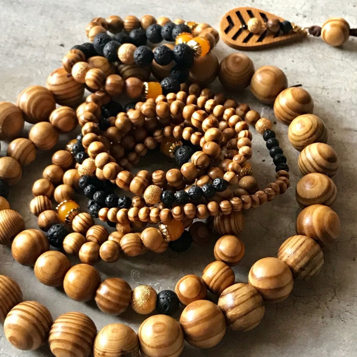 Бусы из деревянных бусин