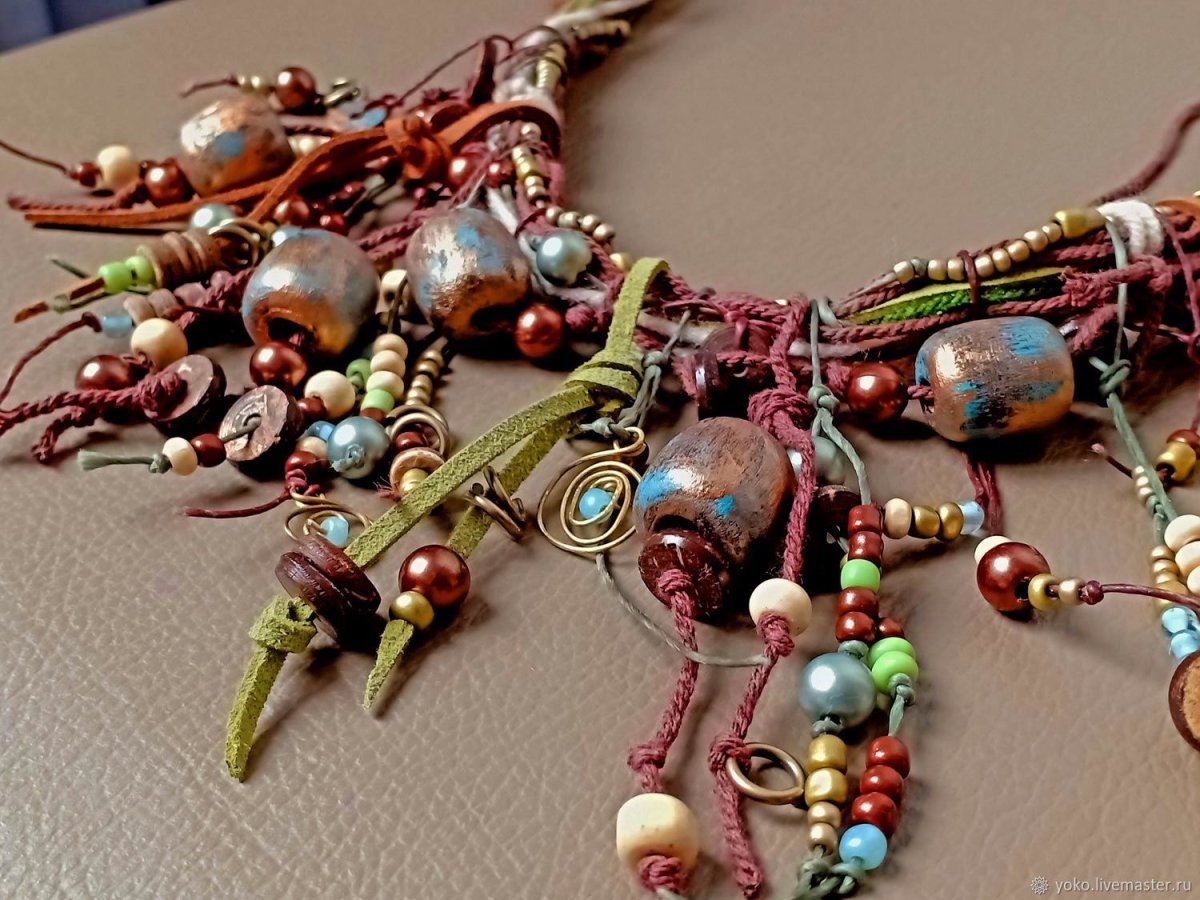 Браслет из деревянных бусин