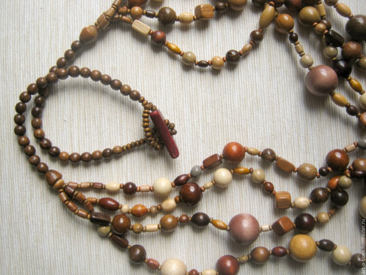 Браслет с деревянными бусинами