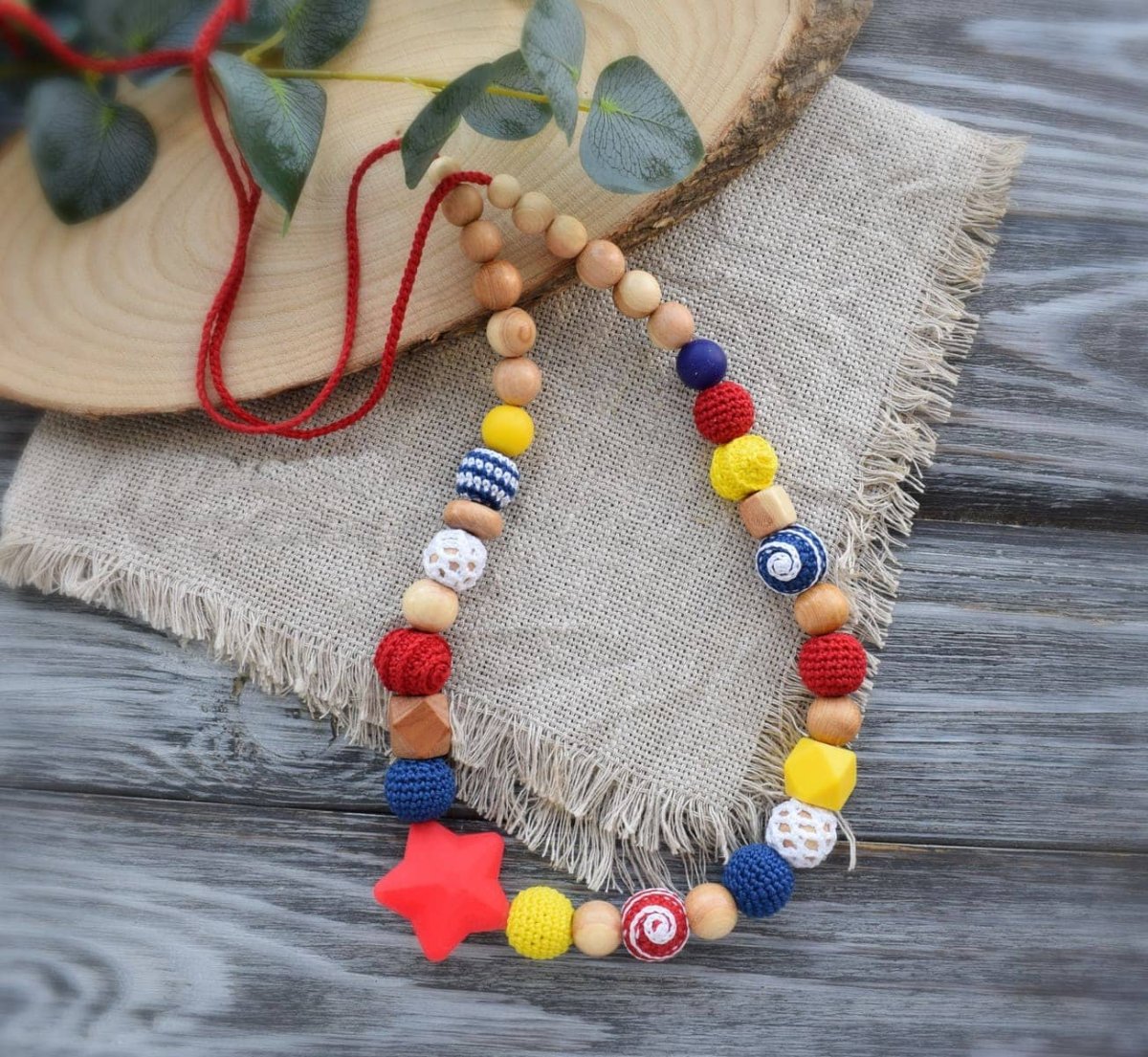 Деревянные бусы с животными