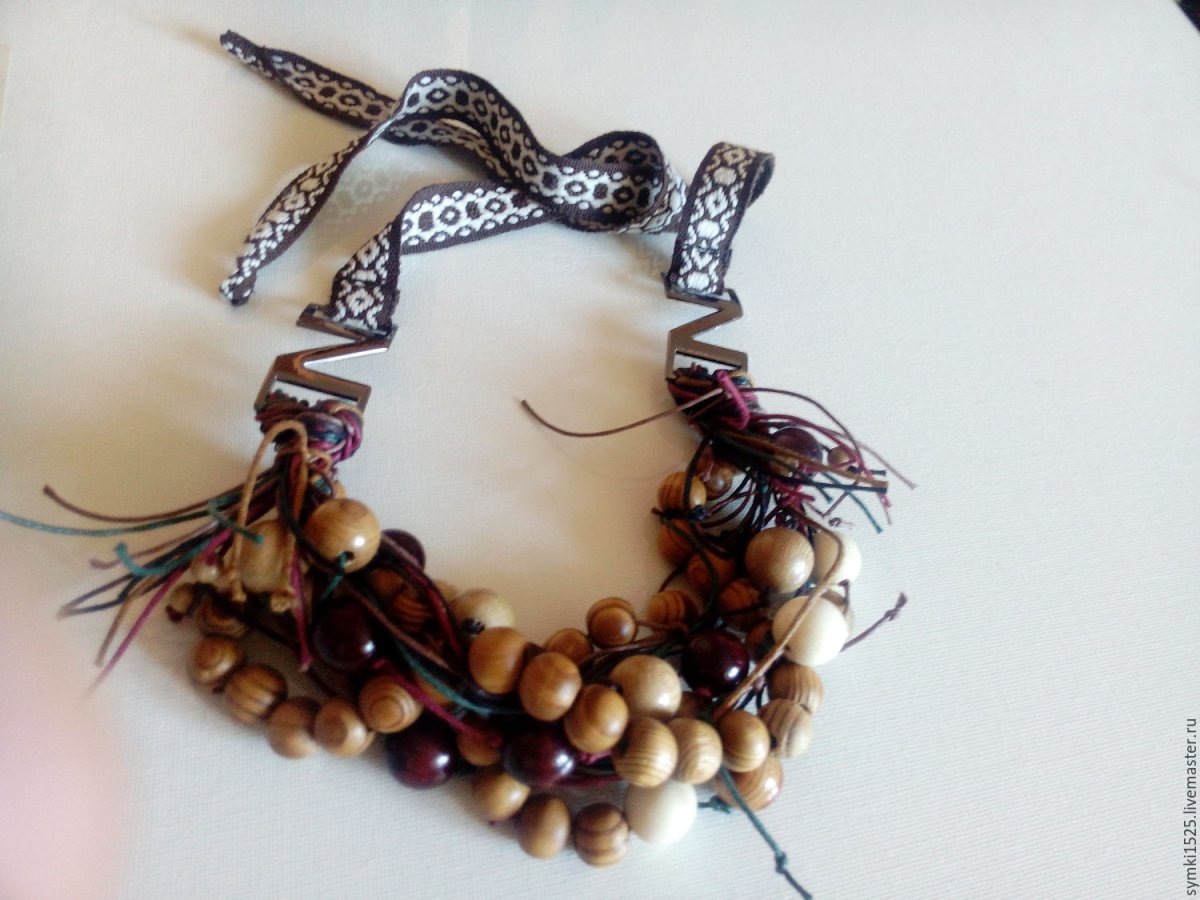 Оригинальные украшения из деревянных бусин